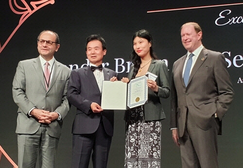 20일 싱가포르 샹그릴라호텔에서 열린 '2019 세계보험협회 글로벌인슈어런스포럼'에서 신용호세계보험학술대상을 수상한 스위스 세인트갈렌대학의 지아후아 수(오른쪽 두번째)가 윤열현 교보생명 사장(왼쪽 두번째), 마이클 모리세이 세계보험협회 회장(오른쪽) 등과 함께 기념촬영을 하고 있다.  교보생명 제공